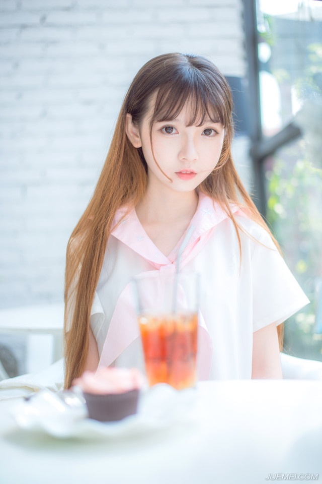 弓弦连续震颤了三次，两名江东水军应声而倒，第三箭，却因船身摇晃，射偏了。